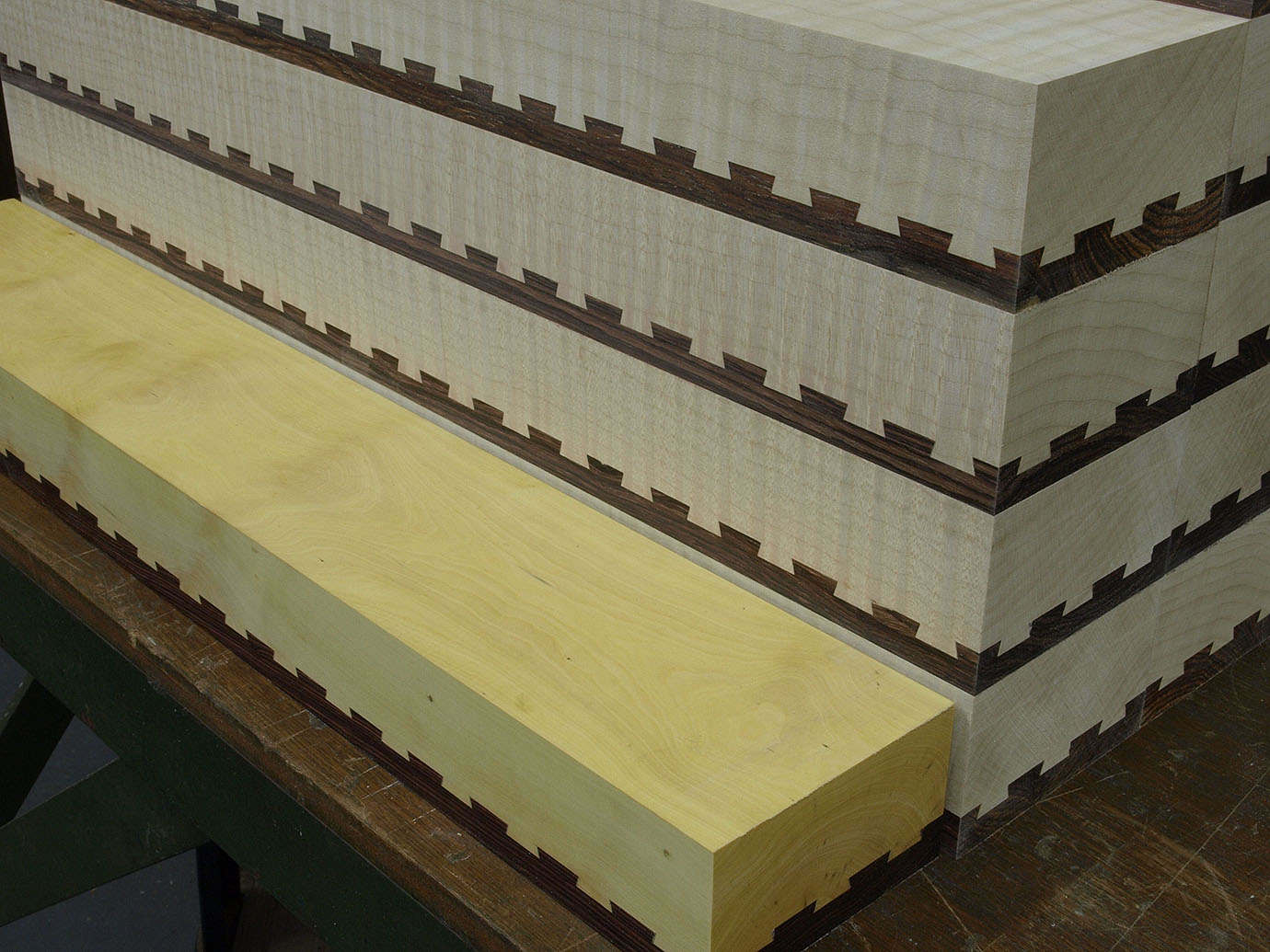 T21 Finished dovetails. T21 Finished dovetails.